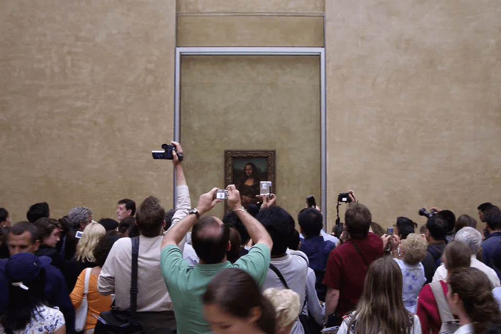 Crowd photographing the Mona Lisa